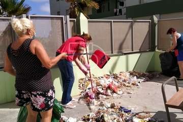 Jinámar coge la pala y la escoba/TA.